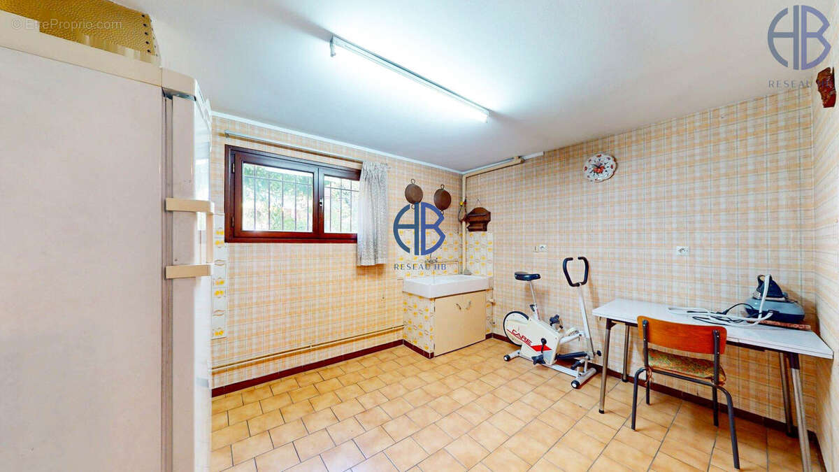 Maison familiale idéale profession libérale 10 pièces 320,05 m²  Avenue Georges Clemenceau  LE BLANC-MESNIL - photo 5