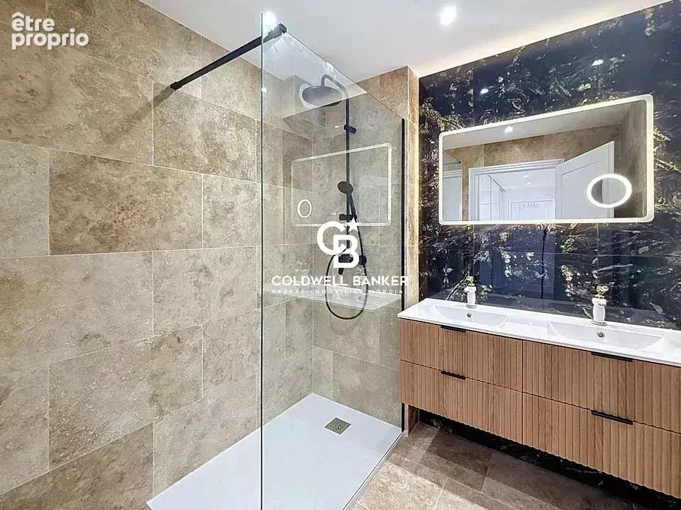 Magnifique appartement T3 rénové avec vue sur le lac – Résidence de standing avec piscine - photo 11
