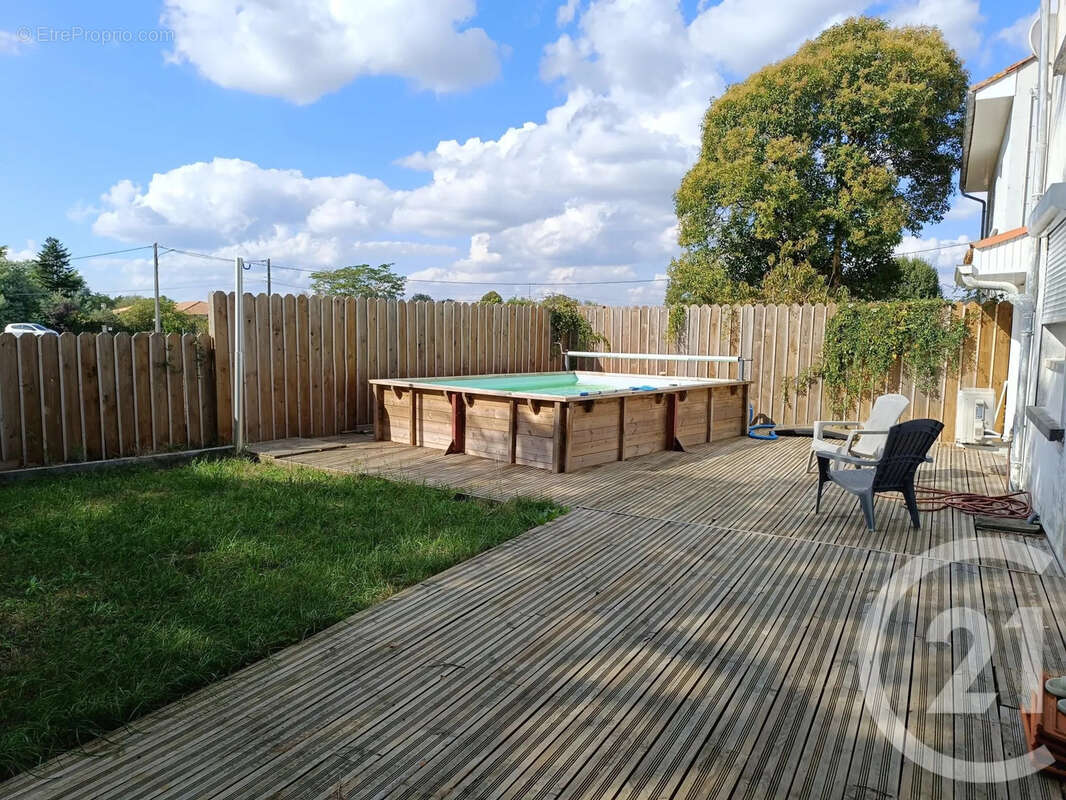Maison à SAINT-MEDARD-DE-GUIZIERES