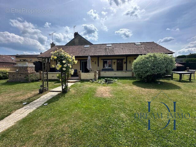 Façade avec terrasse abritée, barbecue. - Maison à PANILLEUSE