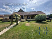 Façade avec terrasse abritée, barbecue. - Maison à PANILLEUSE