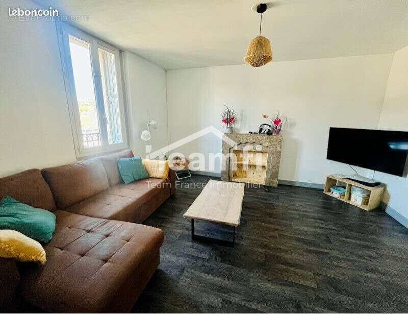 Appartement à REYNES