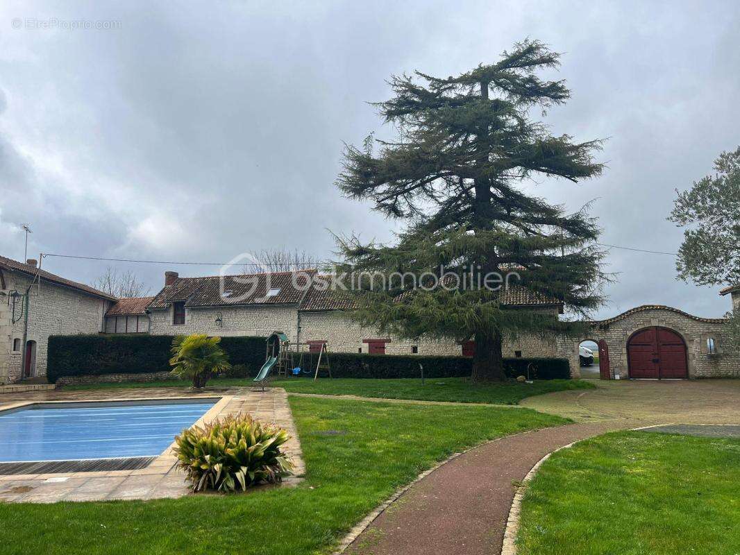 Ancien prieuré rénové – propriété de charme avec dépendances, gite, piscine & tennis - photo 4