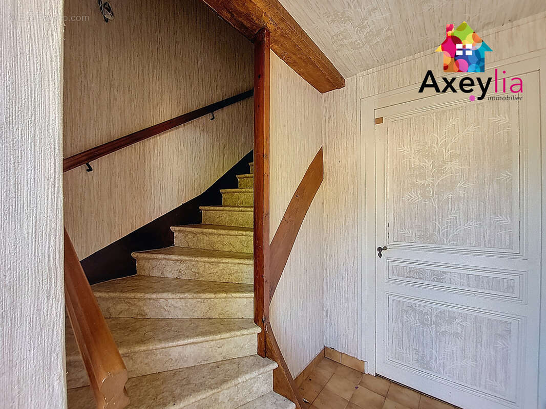 A vendre - st hilaire sous charlieu - maison a renover, 7 chambres, terrain et dependances - photo 7