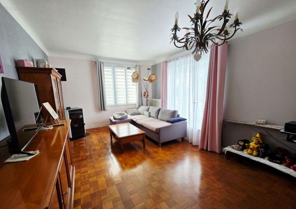 Maison à CHATEAUNEUF-DU-FAOU