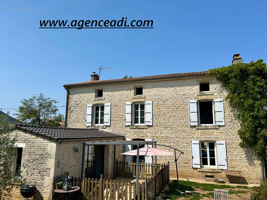 Maison à SAINTE-NEOMAYE