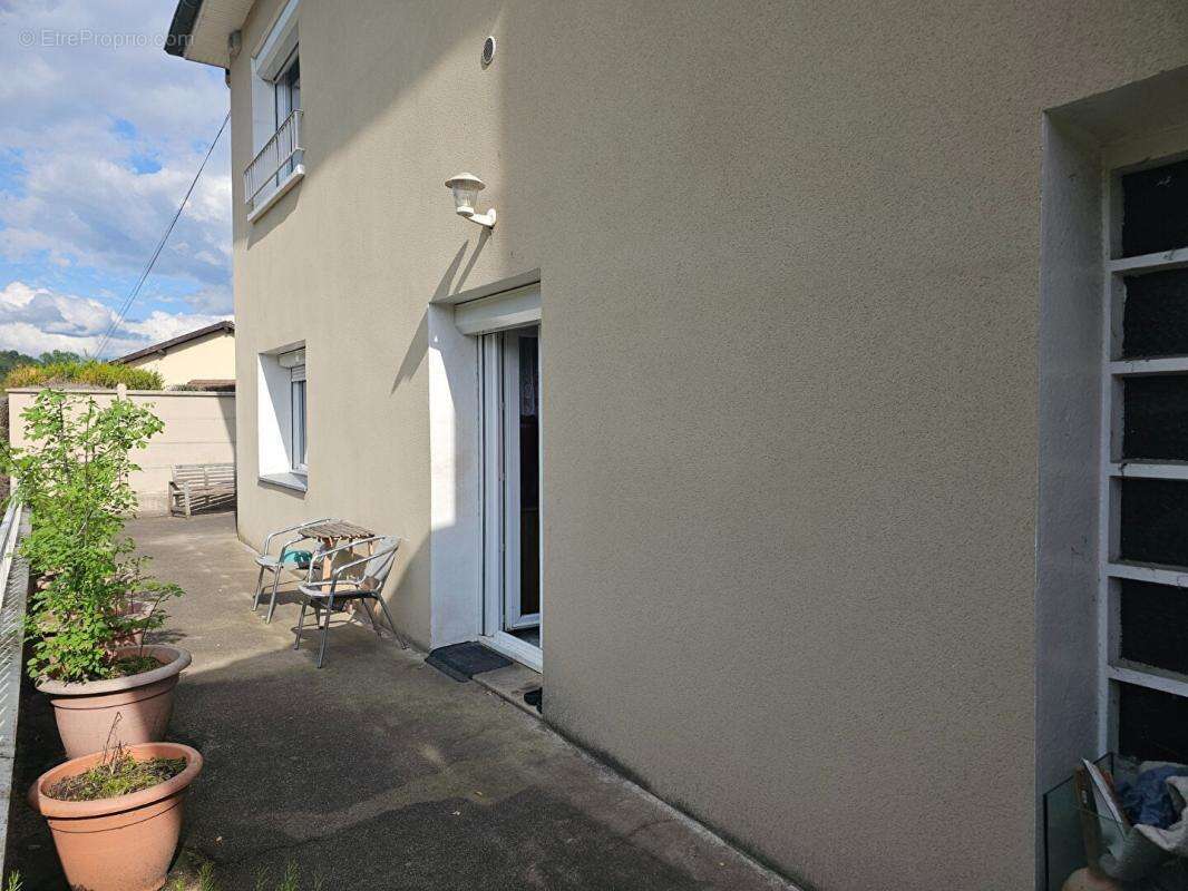 Maison à LE CHAMBON-FEUGEROLLES