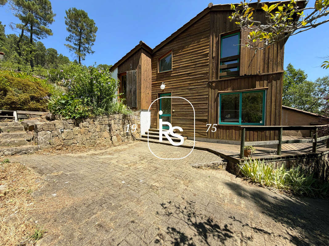 Une lumineuse maison en bois de 143 m2 habitables au milieu d’un terrain arboré de 3407 m2 avec piscine et dép - photo 2