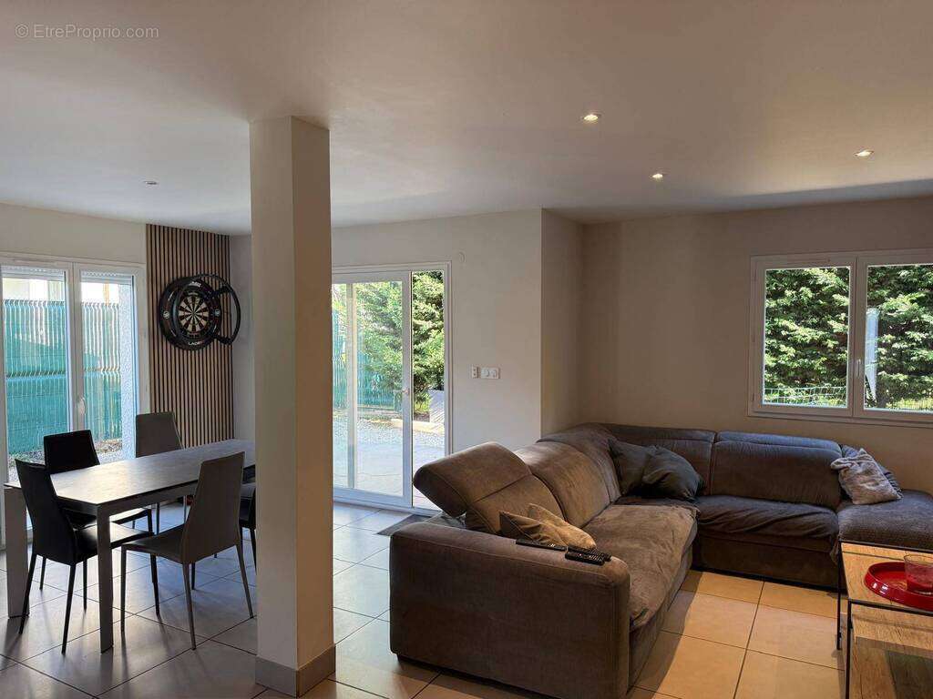 Maison à SAINT-GENIS-POUILLY