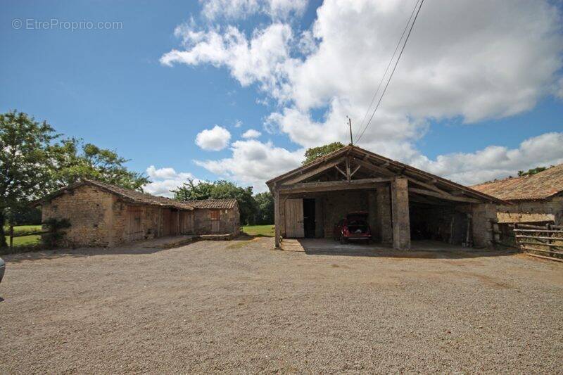 Maison à SAINT-COUTANT