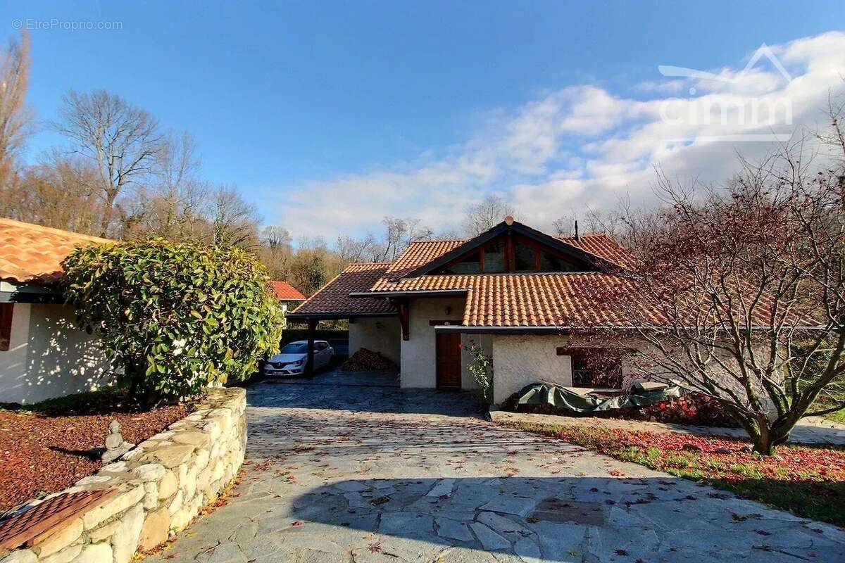 Maison à SAINT-VINCENT-DE-MERCUZE