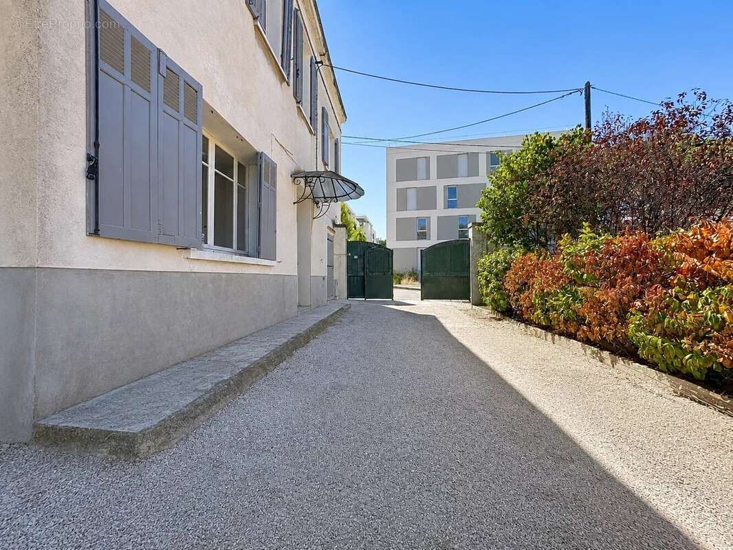Jolie maison de ville à rénover de 107m2 avec 30m2 d'extérieur et parking - photo 4
