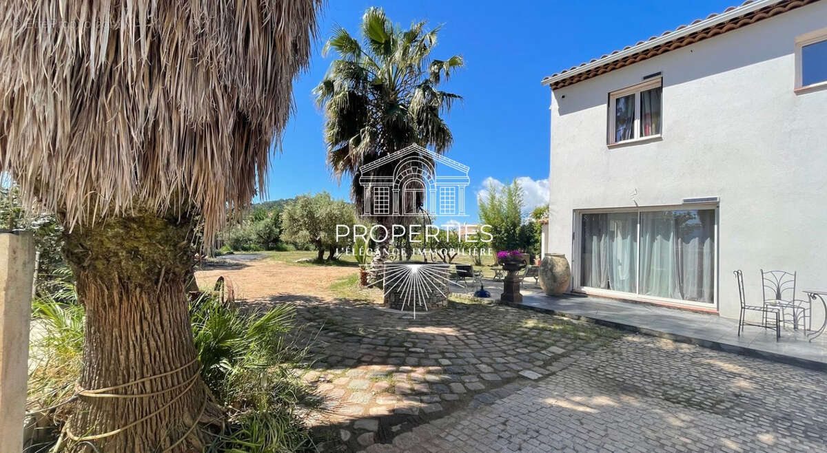 Carnoules - propriete de 160 m² renovee - piscine -garage- possibilite divison parcellaire - photo 5