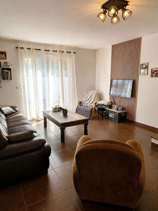 Sur un terrain d'angle de 236 m2, une maison de type 4 en R+1 de 95 m2 - photo 2