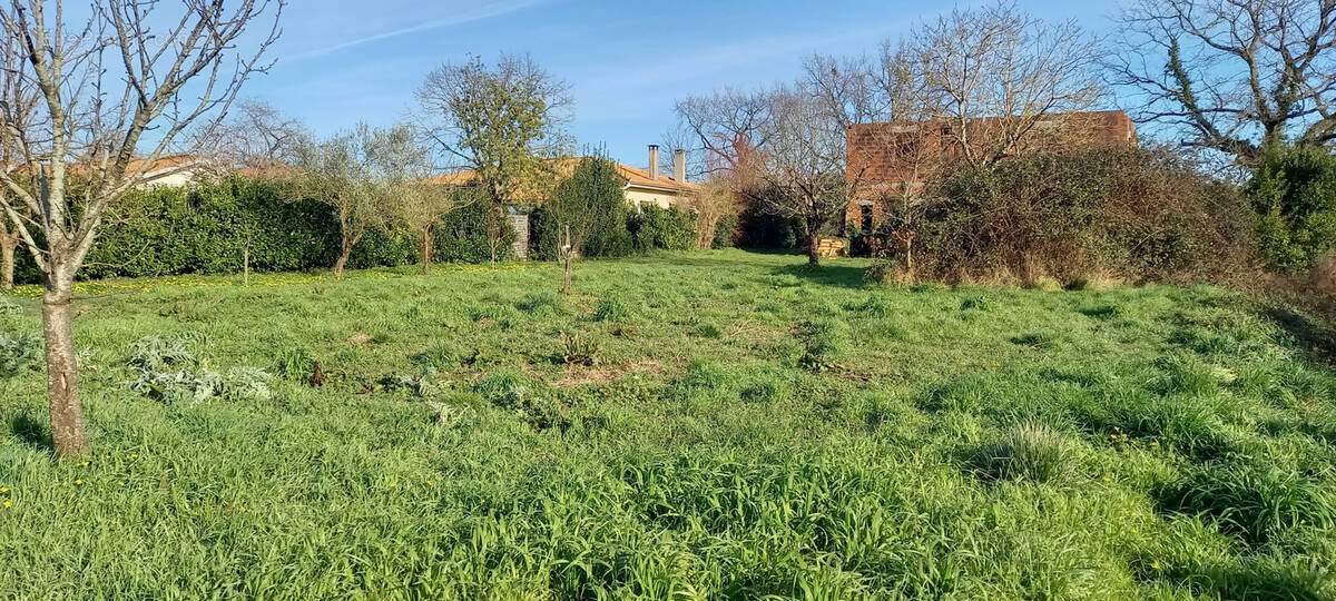 Terrain à AMBARES-ET-LAGRAVE