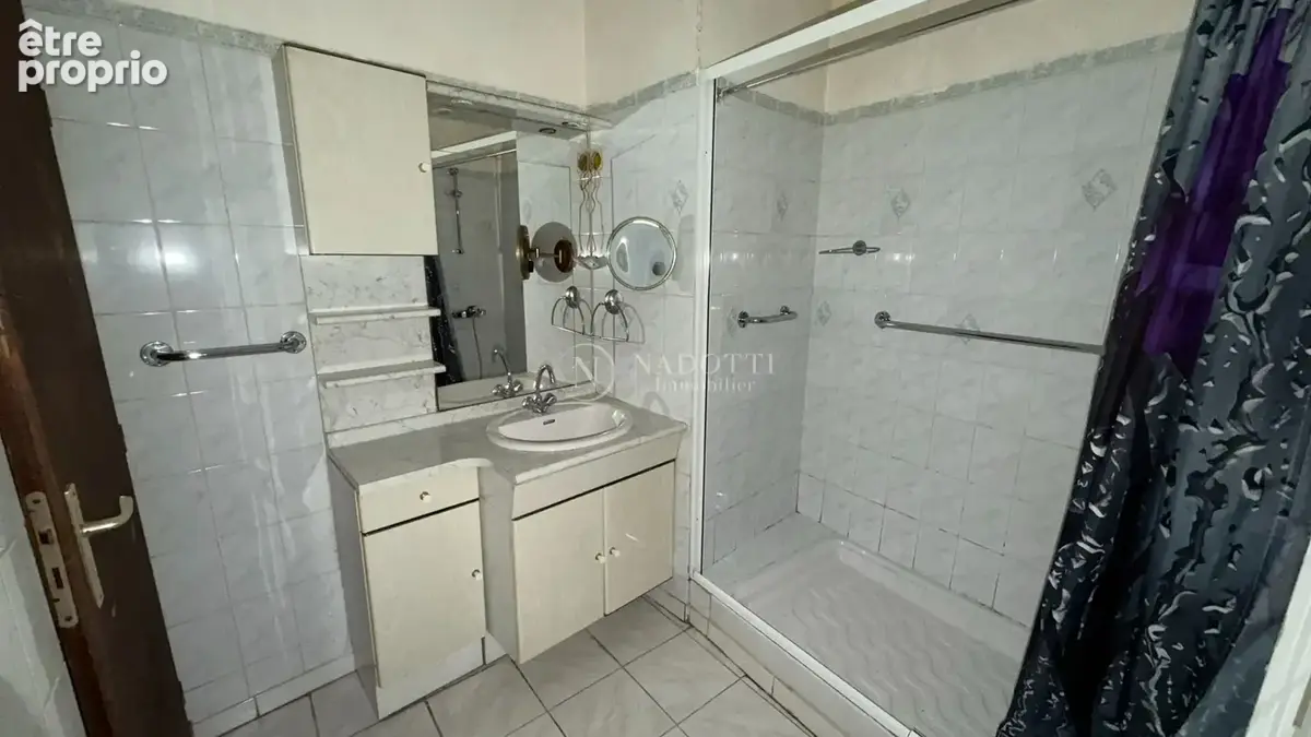 Appartement à rénover avec cour et place de parking - photo 5