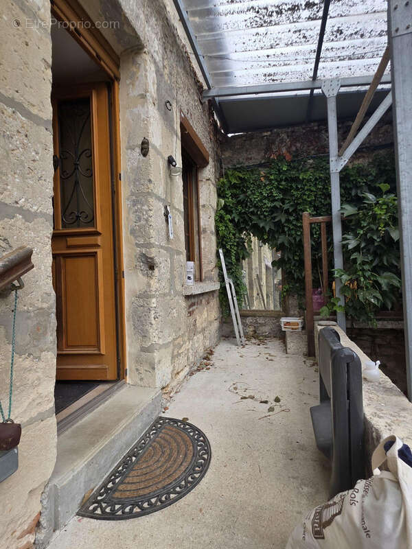 Passons sous ce petit porche et découvrons maintenant l?intérieur