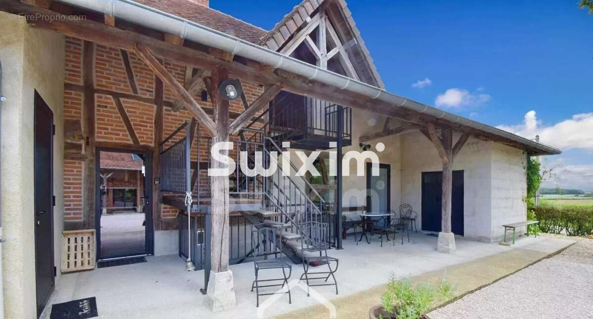 Maison 470 m² à Montpont-En-Bresse  - photo 2