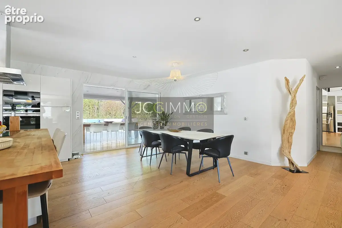 Villa de plain-pied + garage et piscine traditionnelle, bar, pool-house, et nombreuses annexes - photo 7