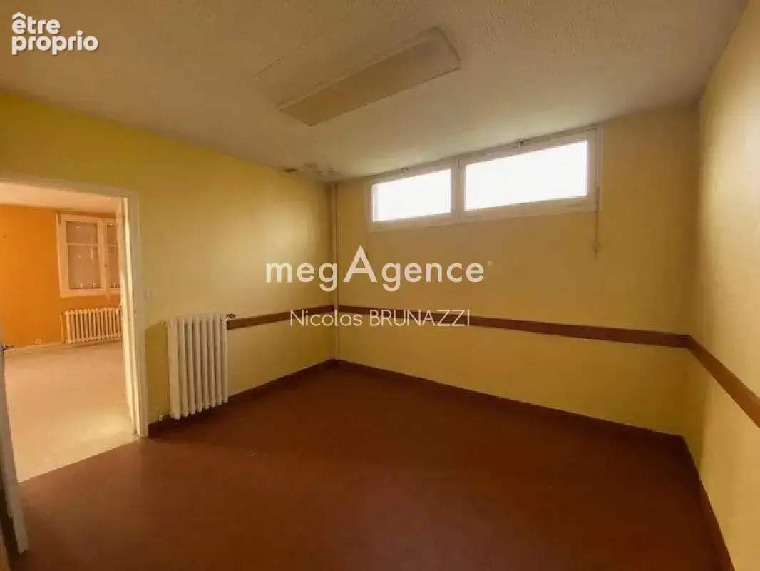 Immeuble à fort potentiel – 264 m² à Ambrières-les-Vallées - photo 10