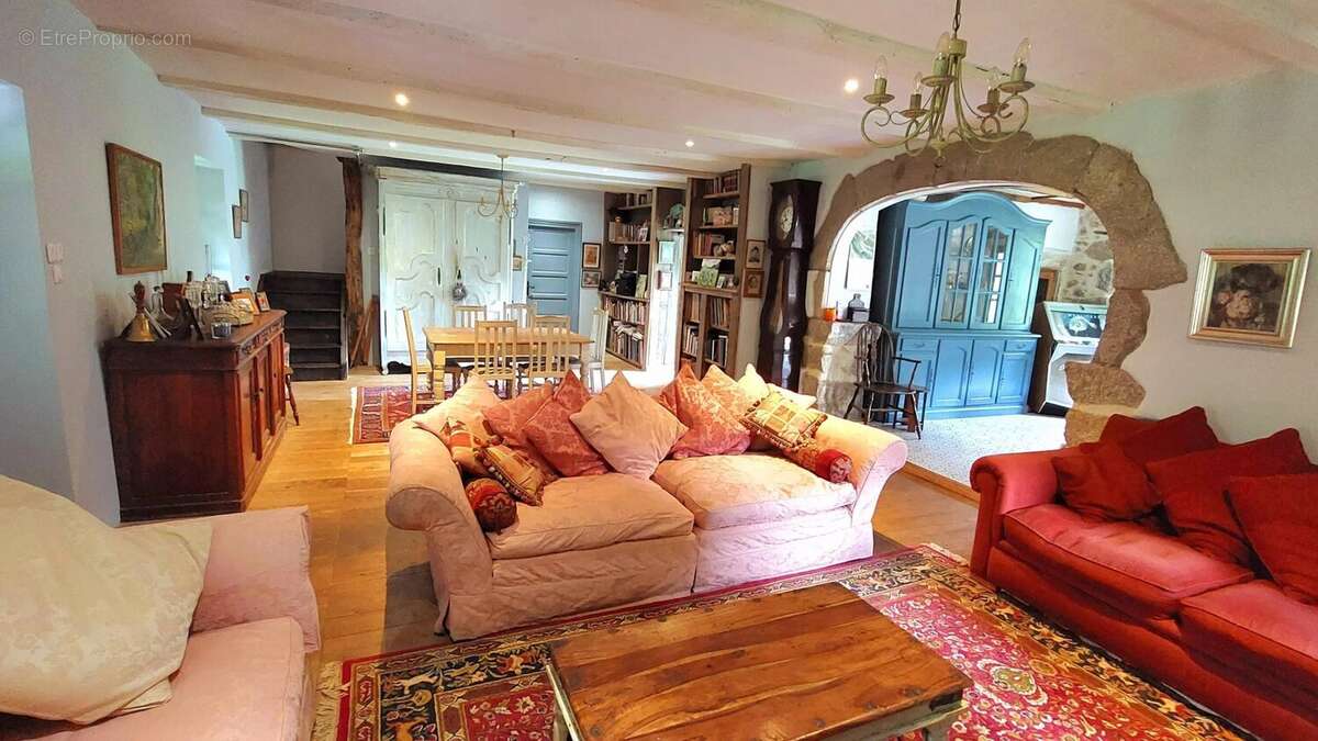 Lunac: Propriété de caractère avec trois habitations , piscine et vues panoramiques - photo 3
