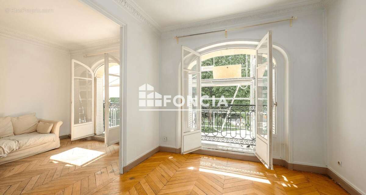 Cambronne - La Motte Picquet 4 pièces parquet moulures cheminées, vue sur jardin - photo 2