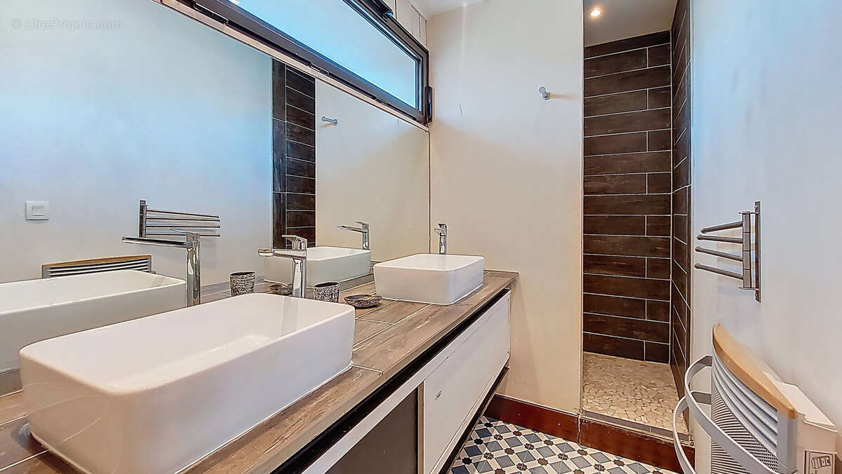 Maison à JONQUIERES-SAINT-VINCENT