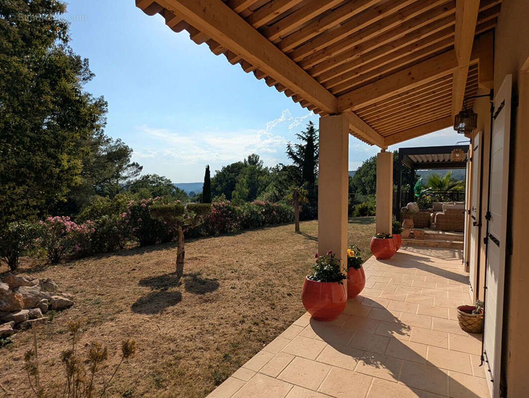 VILLECROZE, maison de plain-pied 130 m², 3 chambres, piscine, garage, terrain de 3 300 m² - photo 6