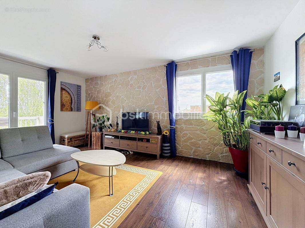 Appartement à EZANVILLE