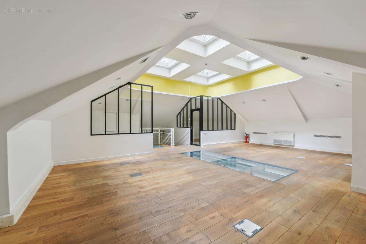 Commerce à PARIS-8E