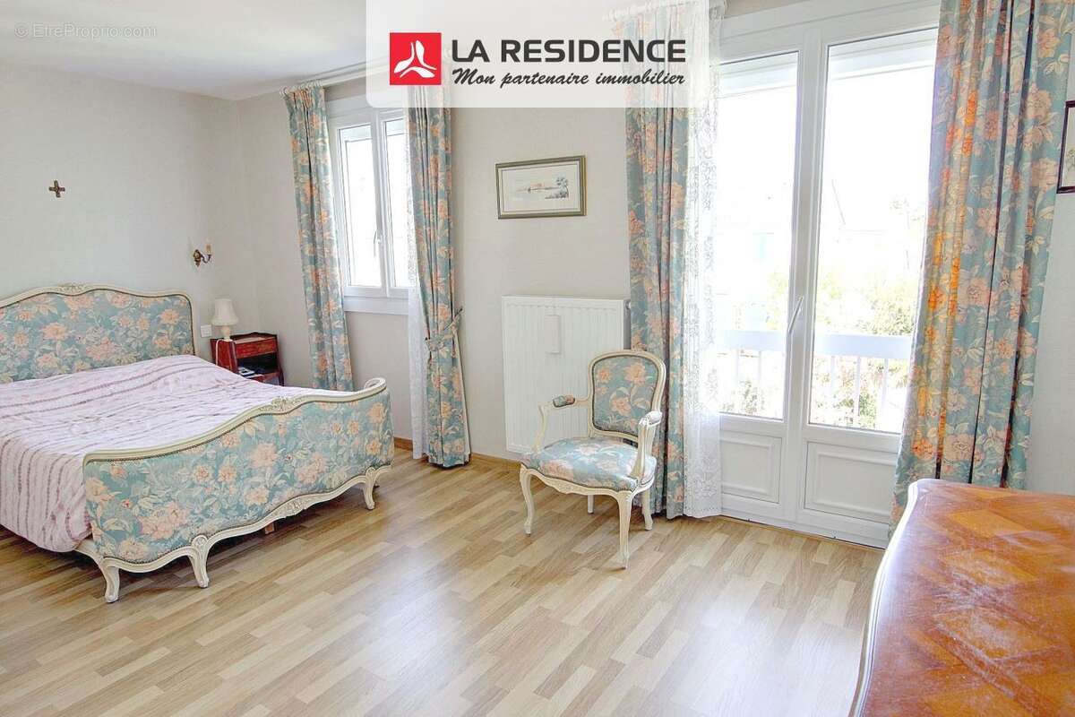 Maison à LE MESNIL-SAINT-DENIS
