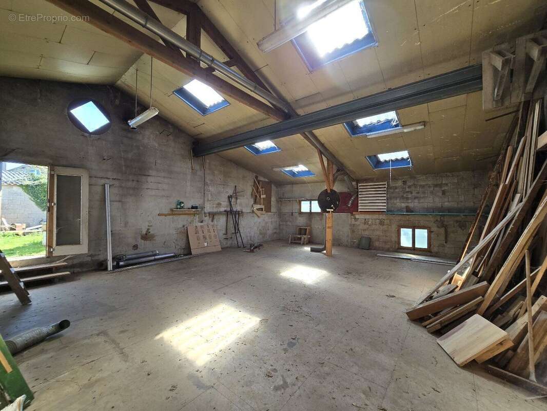 Atelier rénovable en habitation + Garage et terrain - Pont de Salars - photo 8