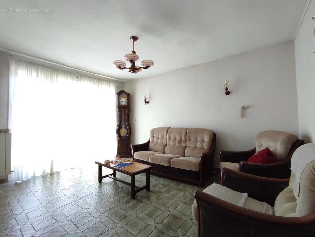   - Maison à MEYZIEU