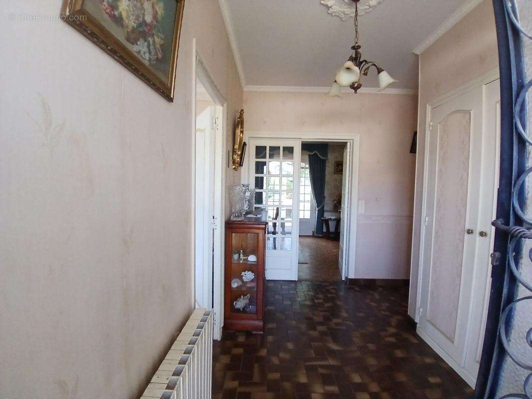 Maison en pierre plein pied, proche des commodités et de la - photo 4