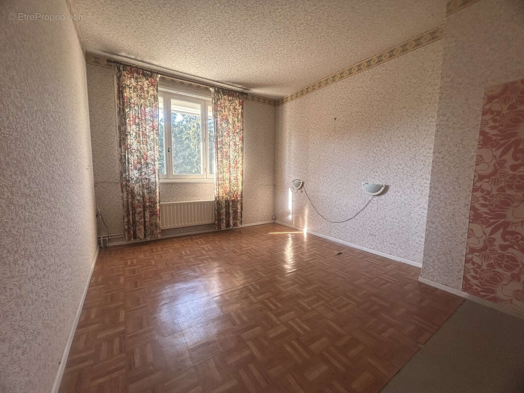 Maison des années 60 de style bel étage à rénover complétement, secteur calme et prisé !! - photo 8