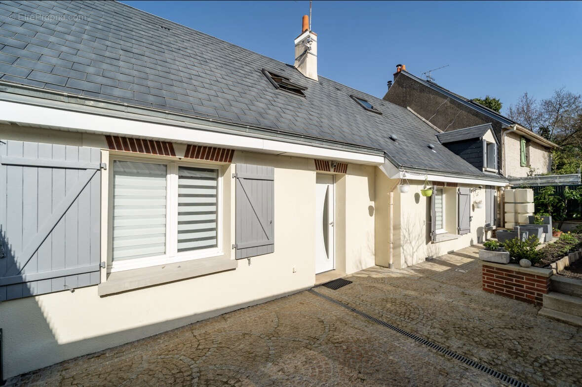 Maison à SAINT-JEAN-DE-BRAYE
