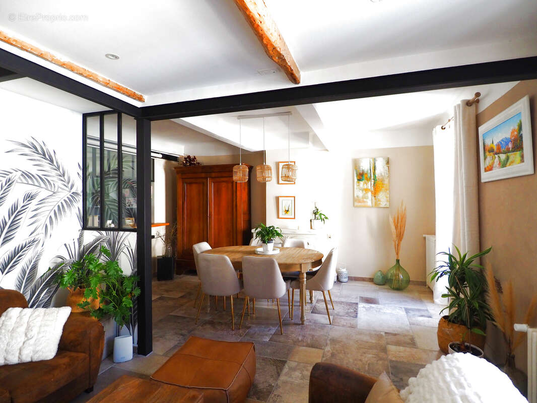 A VENDRE ORAISON Rare à la vente Plein centre Maison de 182 m2 sans travaux - photo 3