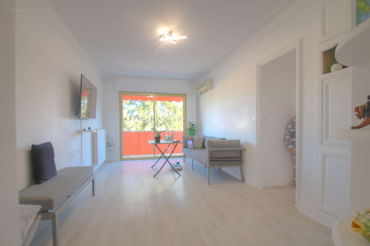 Appartement à SAINT-LAURENT-DU-VAR
