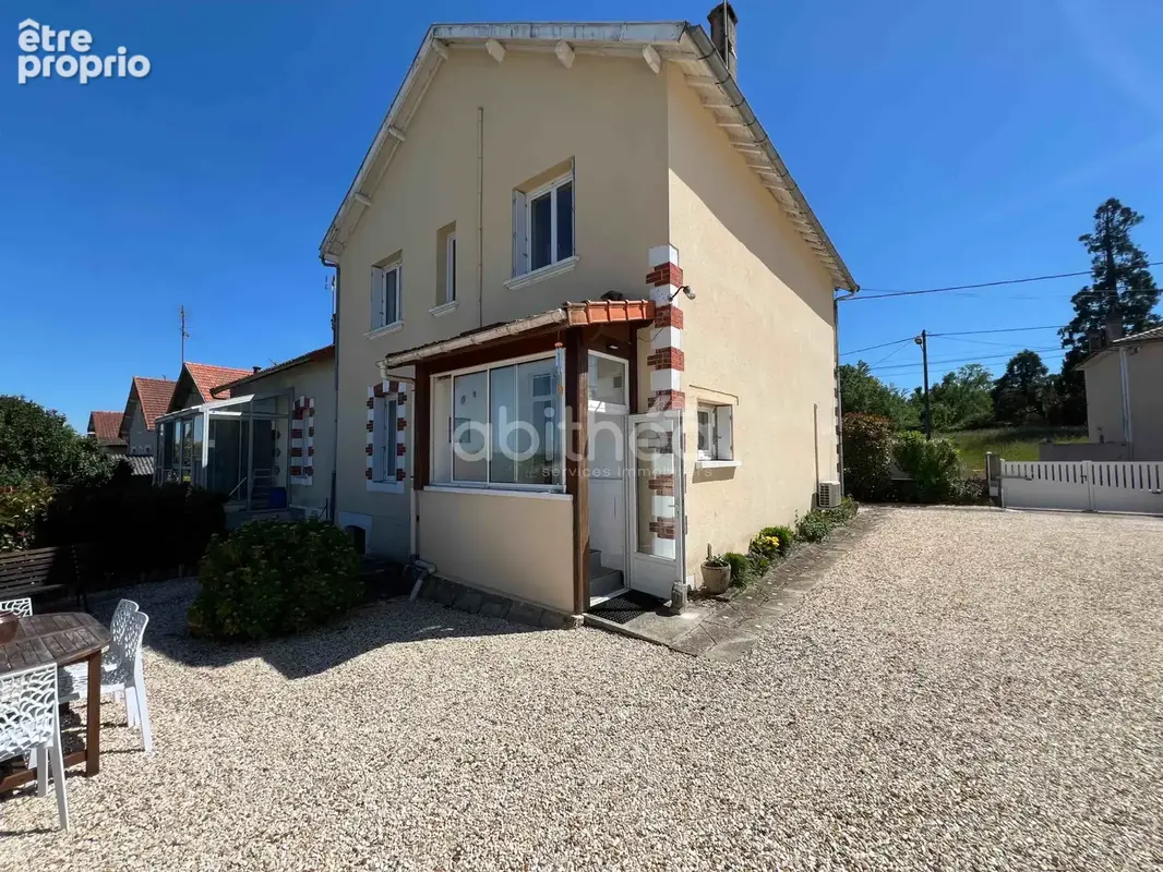 Maison rénovée avec terrain et dépendances. - photo 2