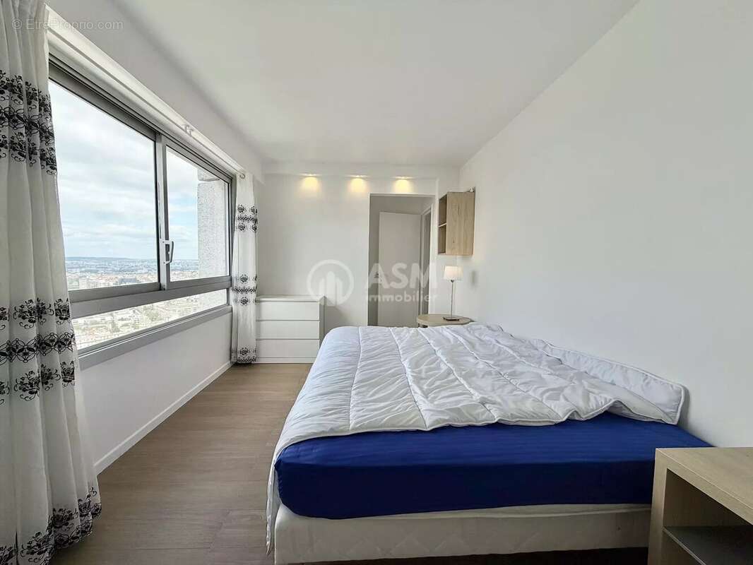 Appartement à COURBEVOIE