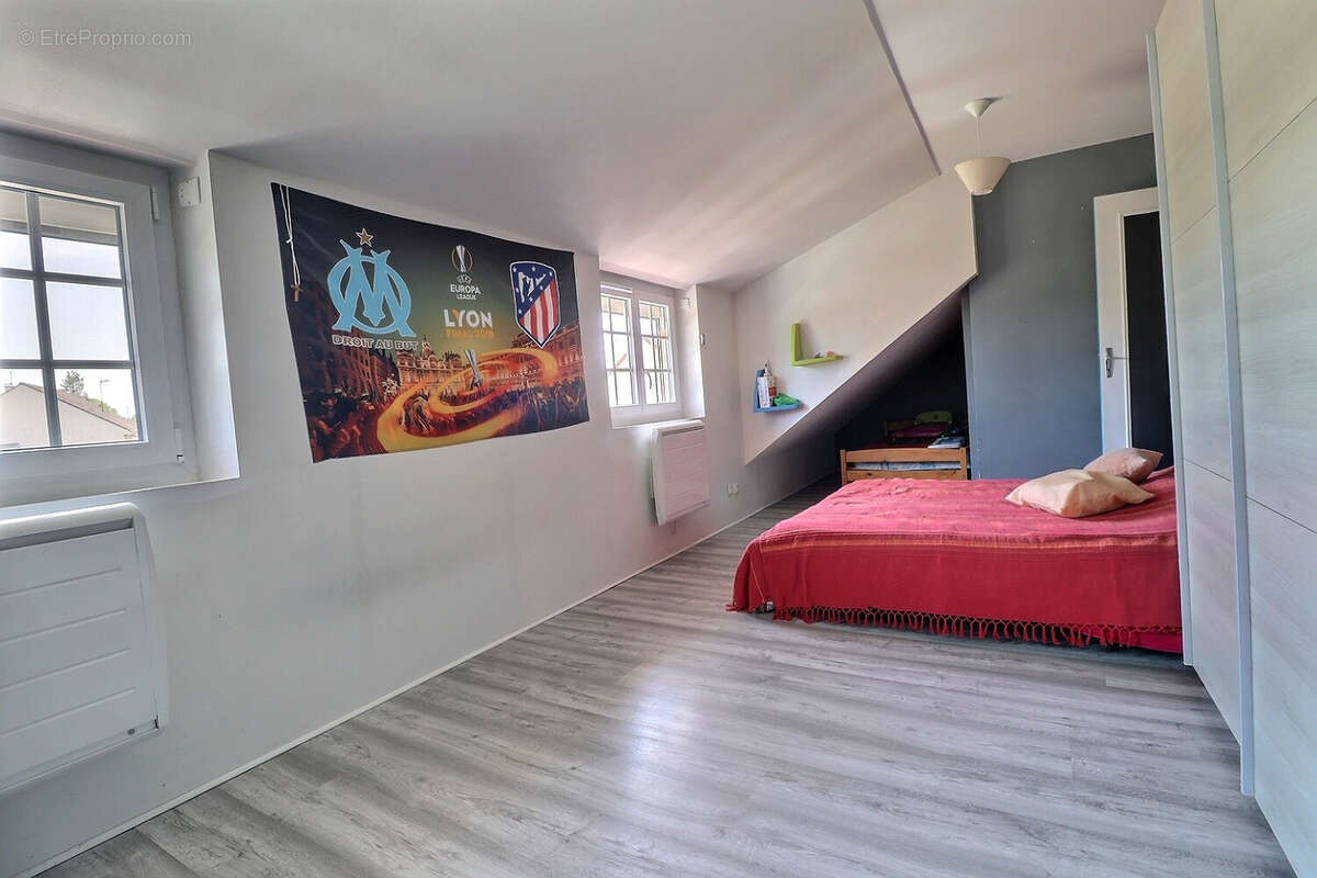 CHAMPFORGEUIL, maison familiale de 180 m² (6 chambres) avec terrain - photo 9