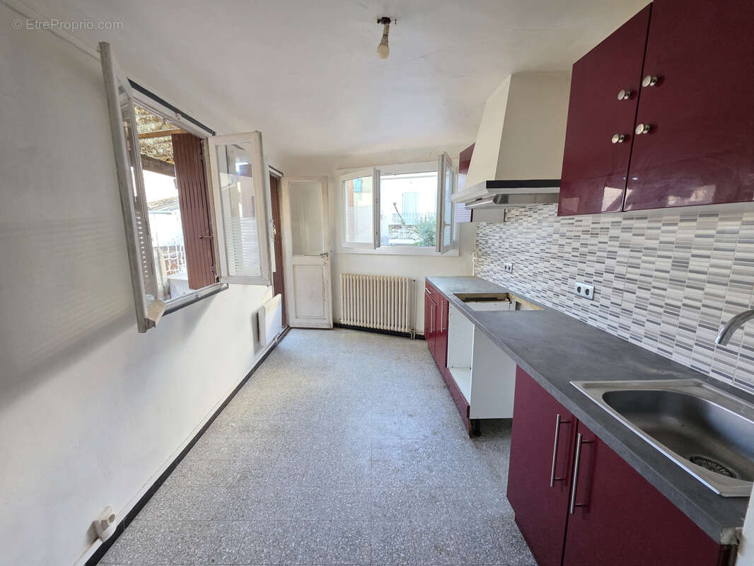 Maison à SAINT-MITRE-LES-REMPARTS