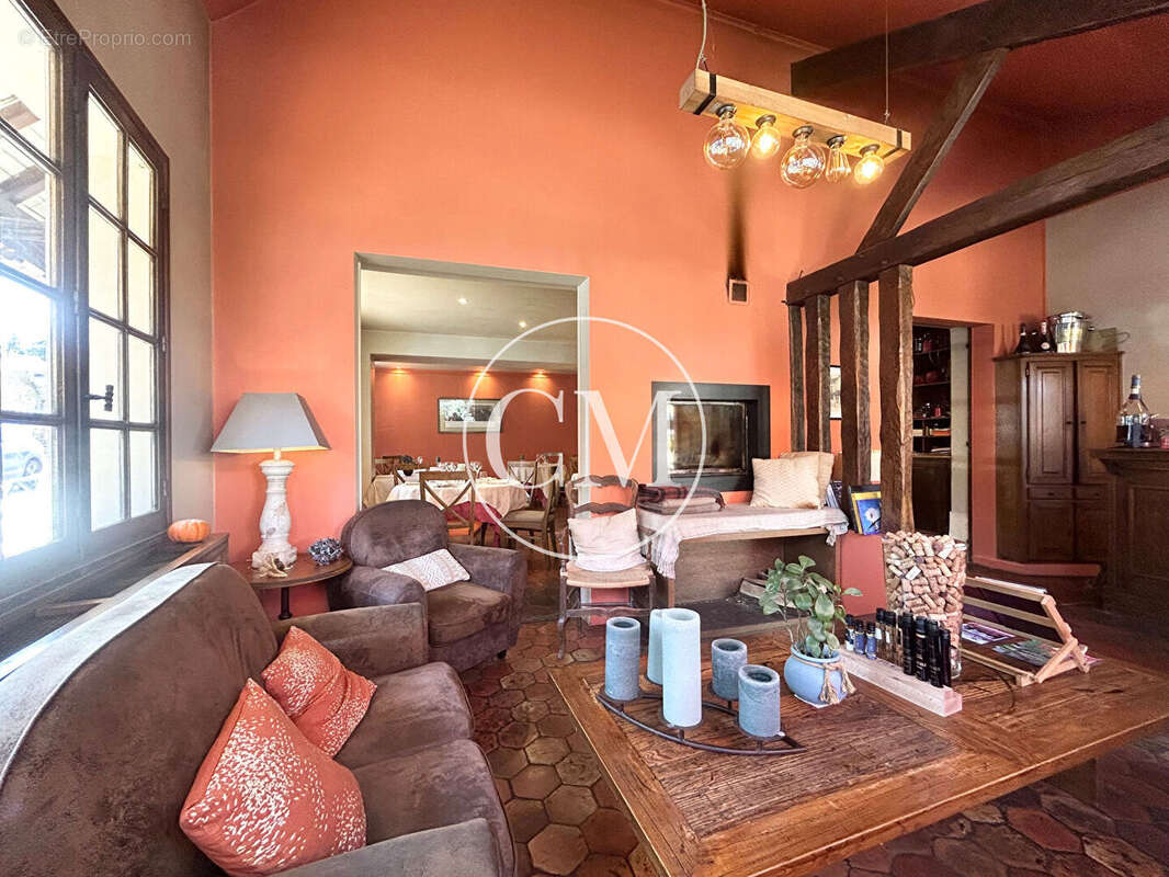 Commerce à LES MESNULS