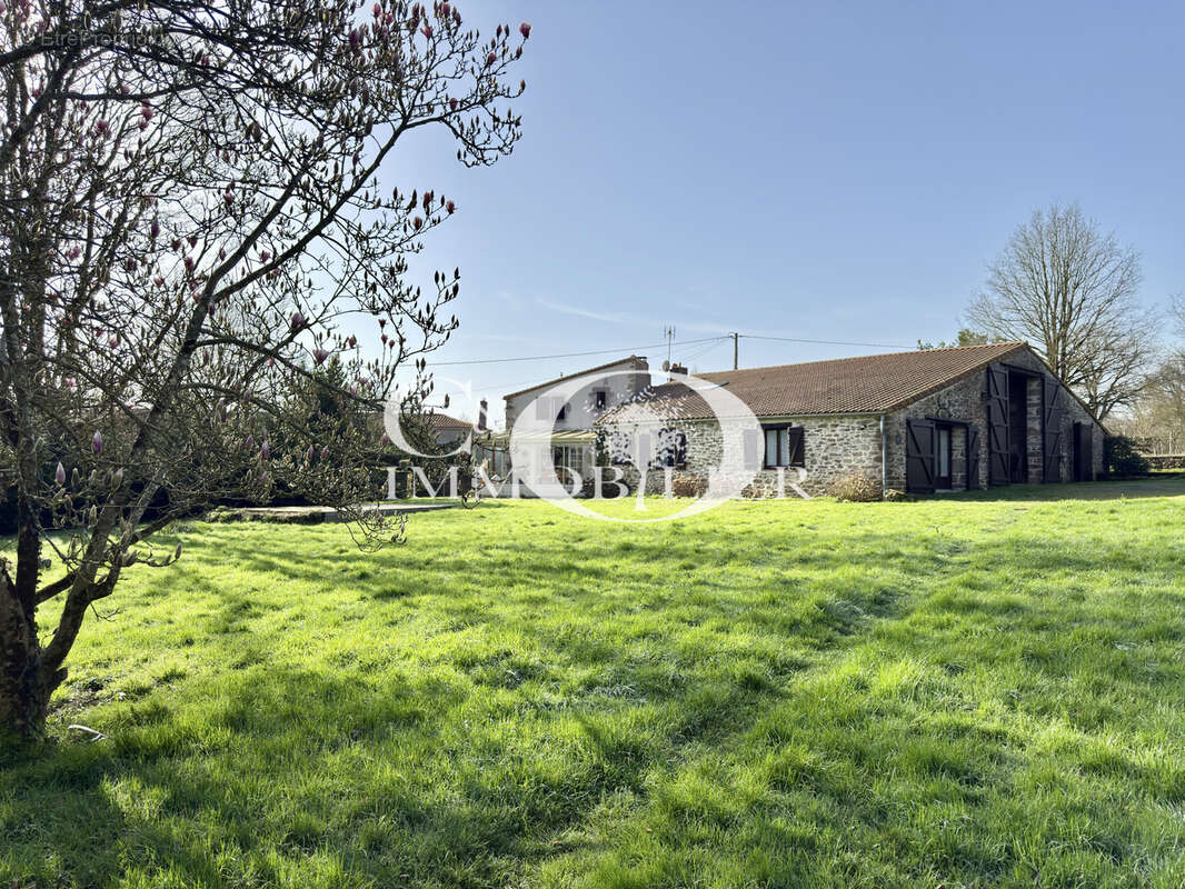 Maison à SAINT-ETIENNE-DU-BOIS