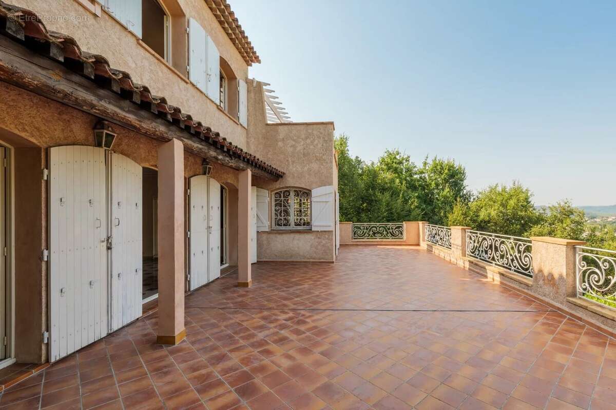 À vendre – Spacieuse villa familiale avec piscine à Saint-Paul de Vence - photo 36