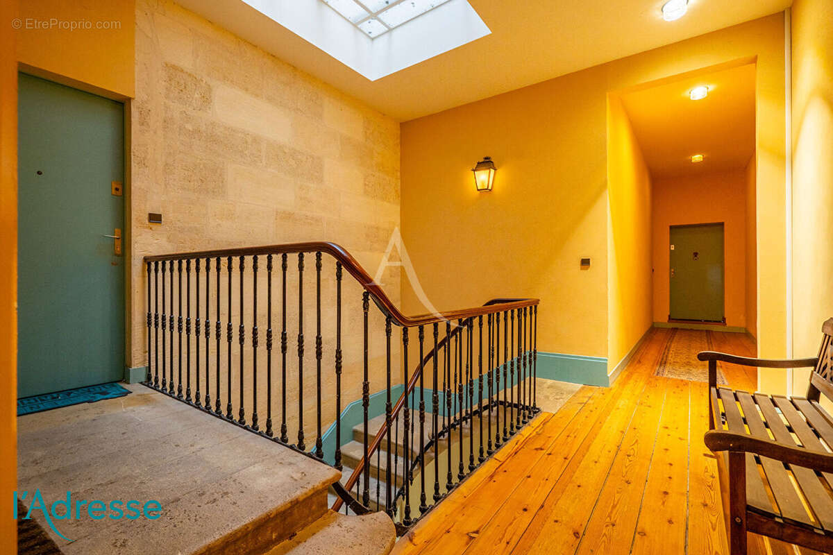 GRADIGNAN - Bel appartement de 150m² au sol dans un château avec garage fermé - photo 12