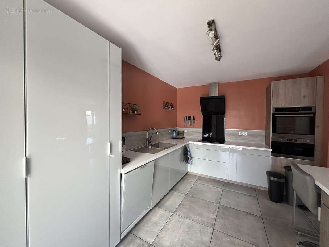 Maison à SAINT-LAURENT-DE-LA-SALANQUE