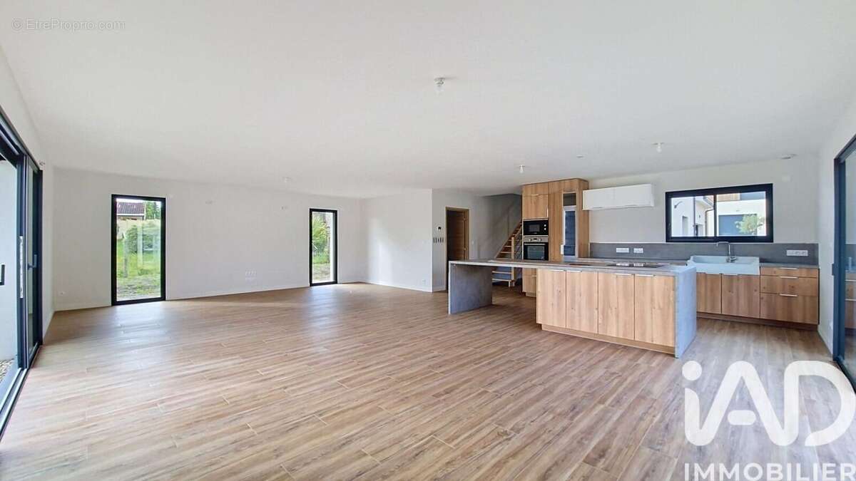 Maison 192 m² à Carignan-De-Bordeaux  - photo 3