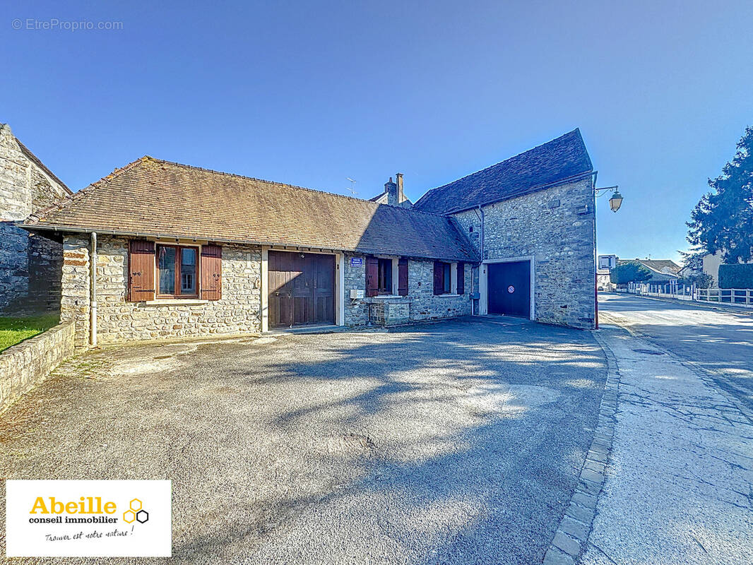 Commerce à MAUCHAMPS