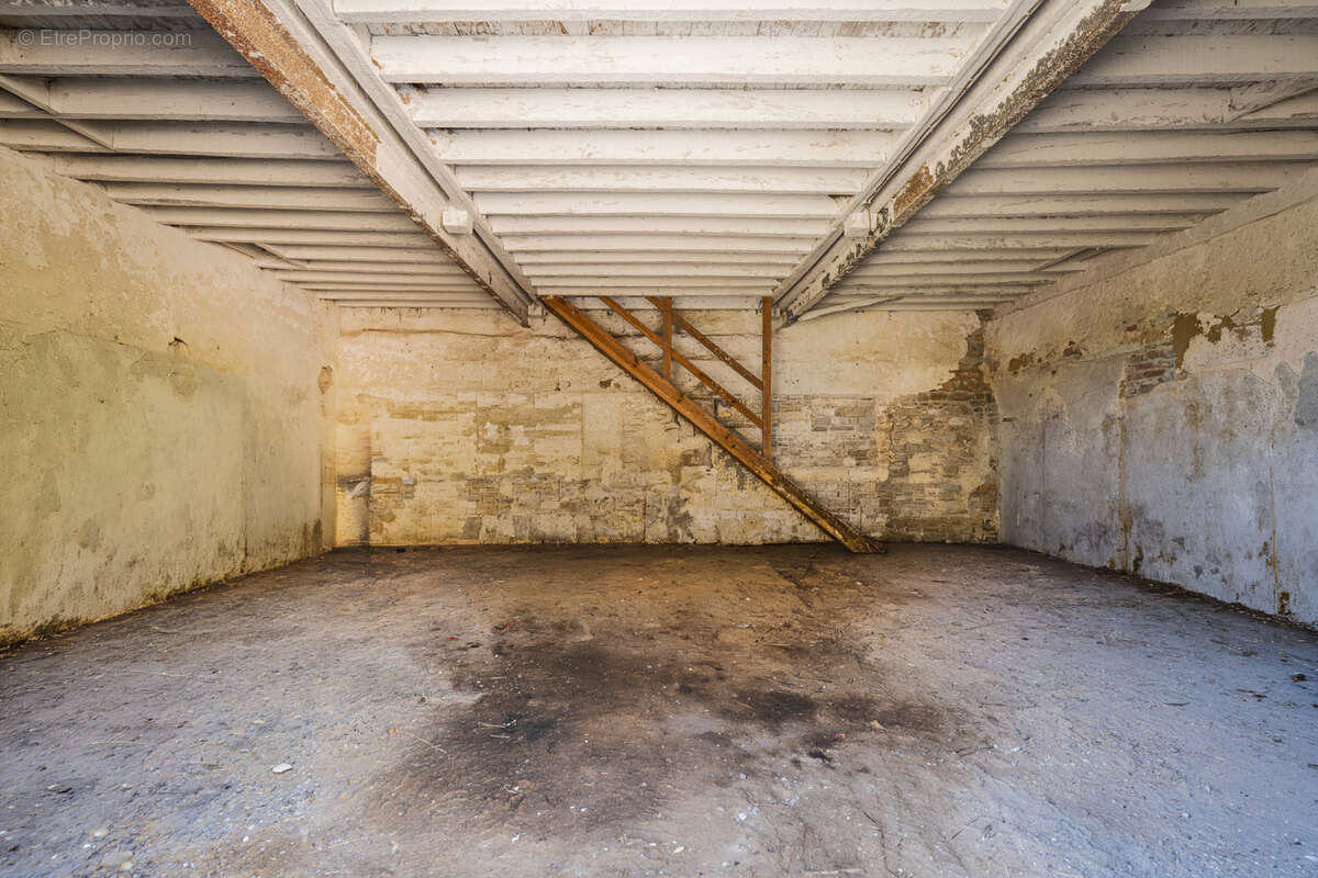 Grange à réhabiliter sur un terrain de 934m2 - photo 4